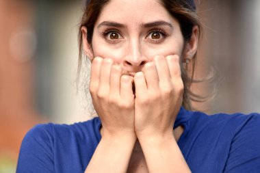 Çekici çeşitli yetişkin kadın korkuyor