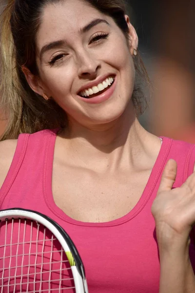 Šťastný atlet dospělá žena nosí sportovní oblečení s tenisovou raketu — Stock fotografie