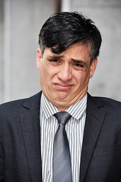 Latino cégvezető és zavart viselt öltöny és a nyakkendő — Stock Fotó