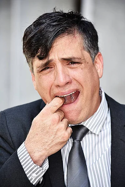 Деловой человек с зубной болью в костюме — стоковое фото