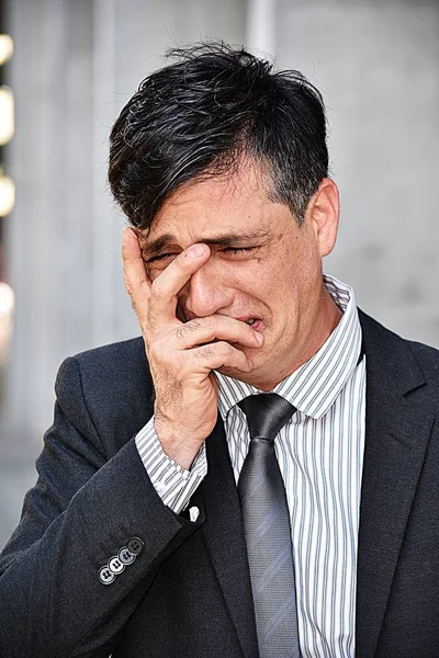 Joven ejecutivo empresarial colombiano y depresión — Foto de Stock