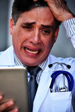 Erkek doktor önlük giyen vurguladı