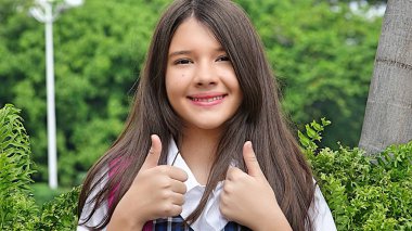 Başparmak yukarıya ile kız öğrenci