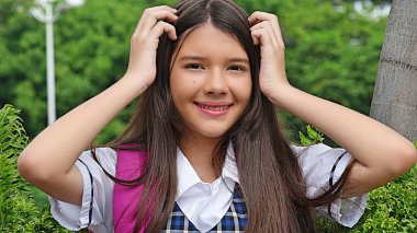 Kız öğrenci saç dokunmadan