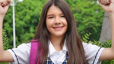 Şirin kız öğrenci ve zafer