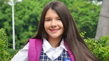 Katolik kız öğrenci ve mutluluk