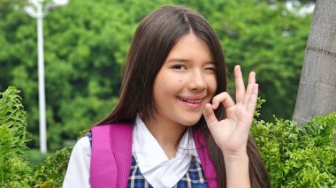 Azınlık kız öğrenci ve Tamam işareti