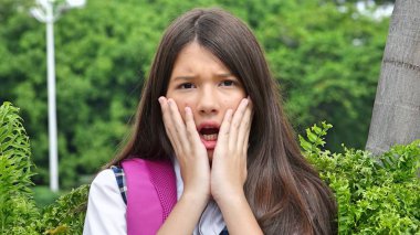 Ürküyor kız öğrenci