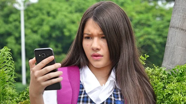 Studentin benutzt Handy und ist unglücklich — Stockfoto