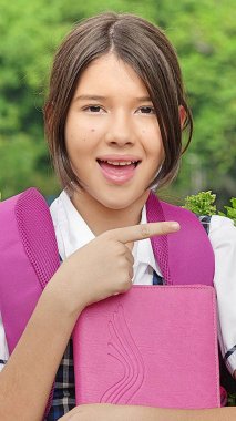 Genç Kolombiya kız öğrenci işaret