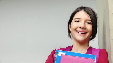 Gülümseyen genç kız öğrenci