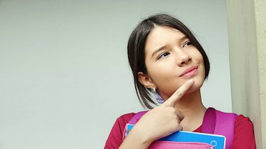 Düşünceli kız öğrenci