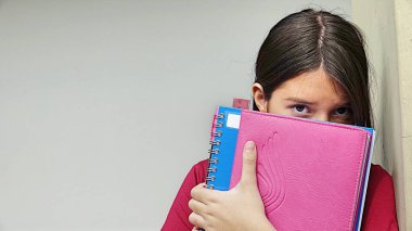 Korkulu genç kız öğrenci