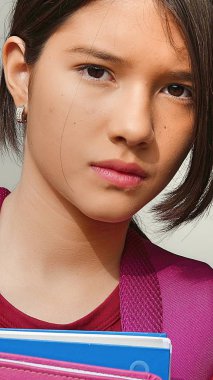 Ciddi kız öğrenci