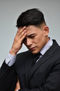 Takım elbise giyen depresif iş yürütme