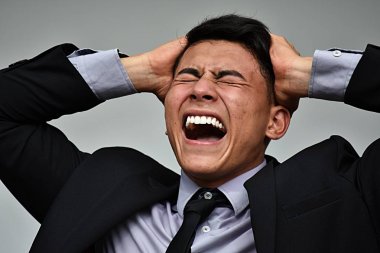 Takım elbise ve kravat giyen stres altında yakışıklı iş adamı