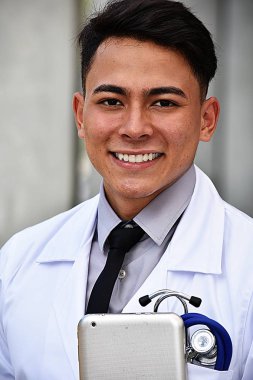 gülümseyen erkek doktor