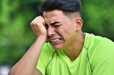 Ağlamaklı Kolombiyalı kişi