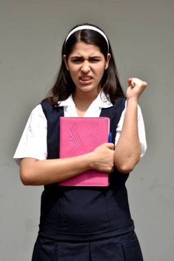 Üzgün okul kız üniforması giyiyor