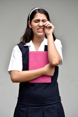 Not Defteri ile ağlamaklı Katolik Kolombiya kız öğrenci