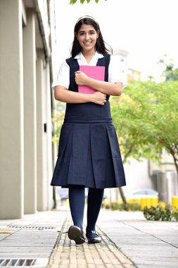 Kaldırımda yürüyen okul kız öğrenci