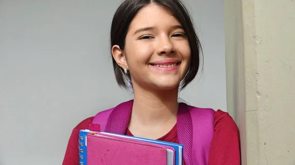 Menina estudante segurando Notebooks — Fotografia de Stock