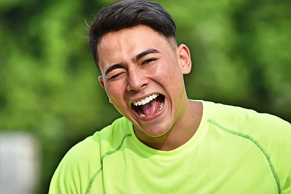 Latin felnőtt férfi sportoló nevetve — Stock Fotó