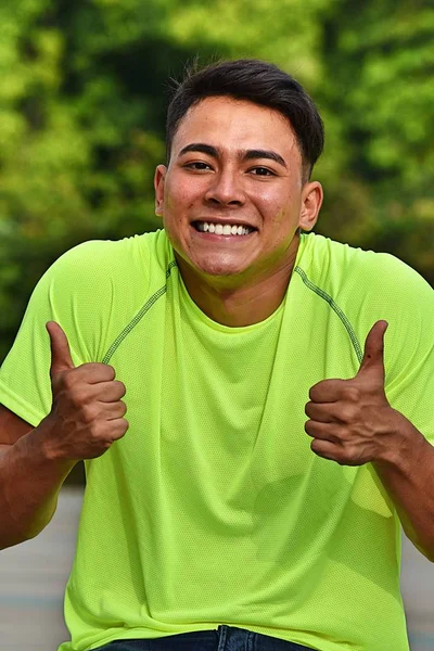 Atleta masculino hispano y felicidad — Foto de Stock