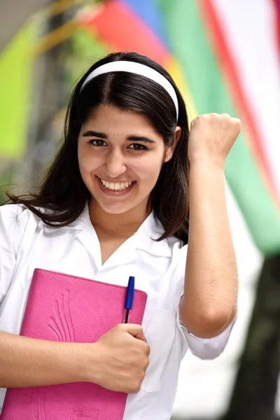 Ενθουσιασμένοι γυναικεία έφηβος διεθνές φοιτητικό — Φωτογραφία Αρχείου