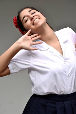 Mutlu Katolik kız öğrenci üniforma defter ile