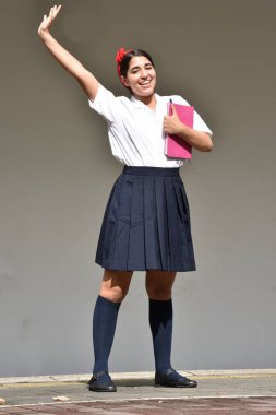 Şirin Kolombiya kız öğrenci ve defter ile üniforma özgürlük