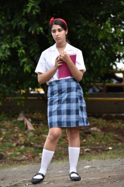 Ciddi şirin Kolombiyalı kişi etek giyiyor