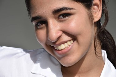 Gülümseyen şirin Kolombiyalı kadın