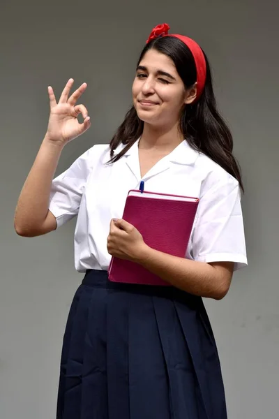 Catholique colombienne étudiante et OK signe — Photo