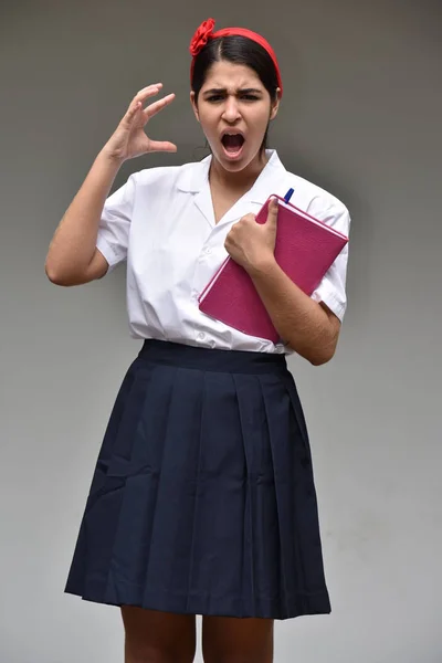 Étudiante colombienne catholique et anxiété portant l'uniforme de l'école avec ordinateur portable — Photo