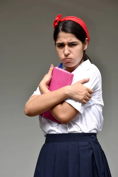 Αναστατωμένος Κολομβίας καθολικό σχολείο κορίτσι φορώντας τη στολή του σχολείου με το Σημειωματάριο — Φωτογραφία Αρχείου