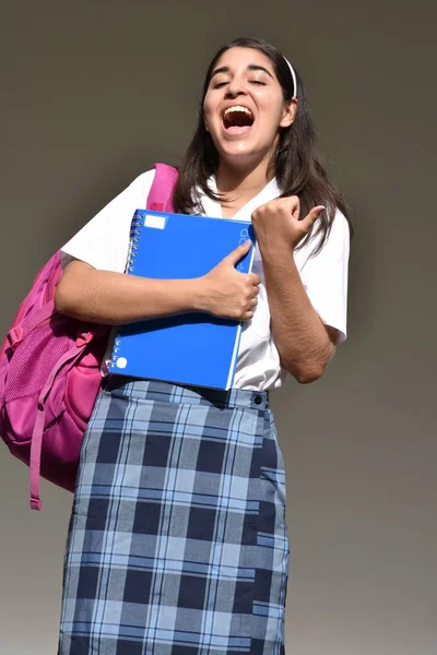 Menina estudante e felicidade com Notebook — Fotografia de Stock