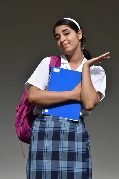 Estudante colombiano indeciso adolescente escola menina vestindo uniforme escolar com caderno — Fotografia de Stock