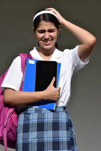 Confundido estudiante adolescente escuela chica usando uniforme escolar — Foto de Stock