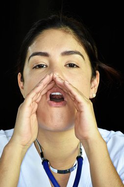 Yetişkin erkek hemşire bağırarak