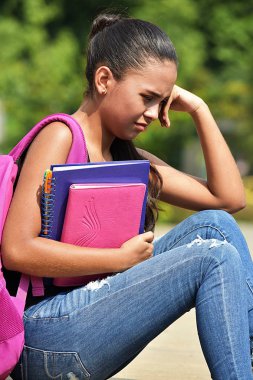 Üzgün Latina kişi