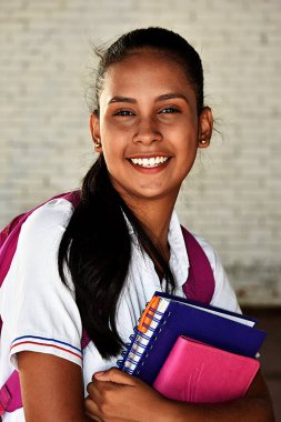 Gülümseyen genç kız öğrenci