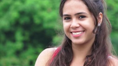 Güzel genç gülümseyen