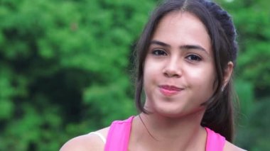 Başarılı kadın genç başparmak yukarıya