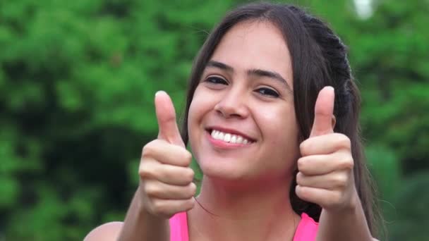 Éxito femenino adolescente pulgares arriba — Vídeos de Stock