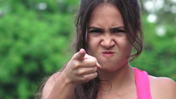 Wütende Teenagerin zeigt an — Stockvideo