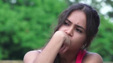 Kadın Teen düşünme karıştı