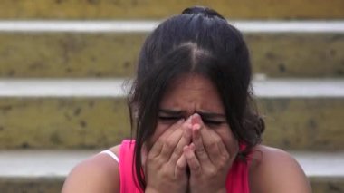 Kadın genç ağlıyor