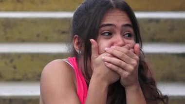 Ağız kapsayan deli kadın genç diş ağrısı