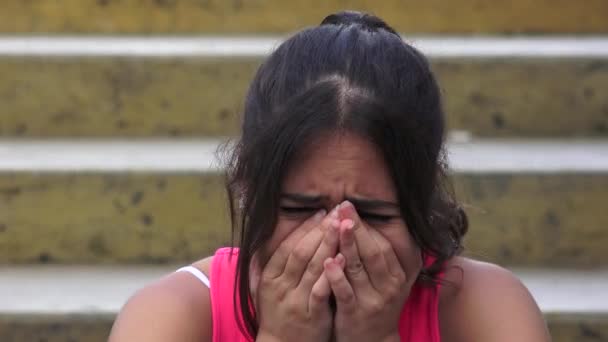 Женщина-подросток плачет — стоковое видео